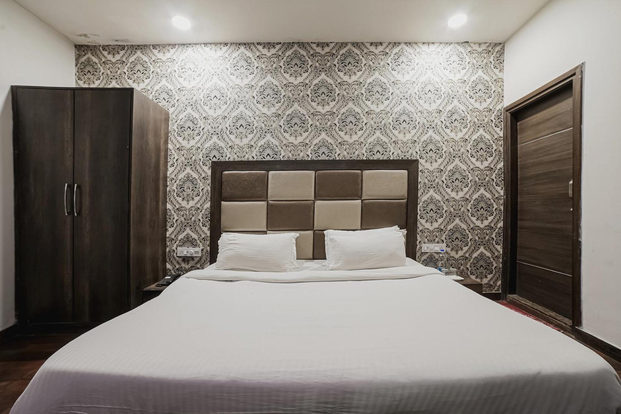 Townhouse Hollywood Heights Hotel Амритсар Екстериор снимка